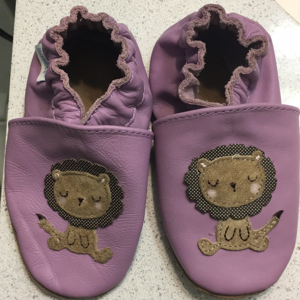 NWOT- Robeez- purple lion moccasins 12-18mo